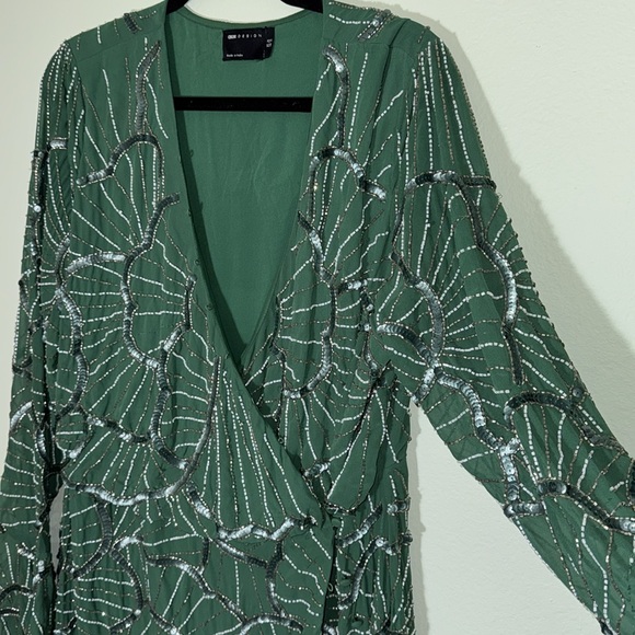 ASOS design 14 embellished wrap midi dress with scallop design in green - Picture 7 of 14